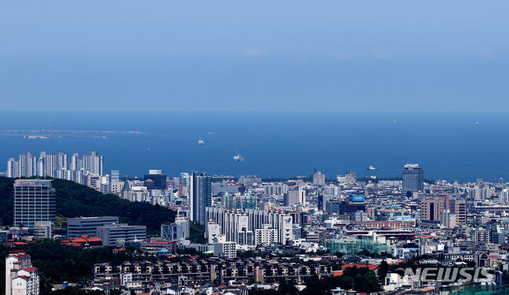 [경주=뉴시스] 이무열 기자 = 윤석열 대통령이 3일 오전 경북 포항시 영일만 앞바다에 140억 배럴에 달하는 석유와 가스가 매장돼 있을 가능성이 높다고 발표했다.  사진은 3일 경북 경주시 강동면 형산에서 바라본 포항 영일만 앞바다 수평선의 모습. lmy@newsis.com