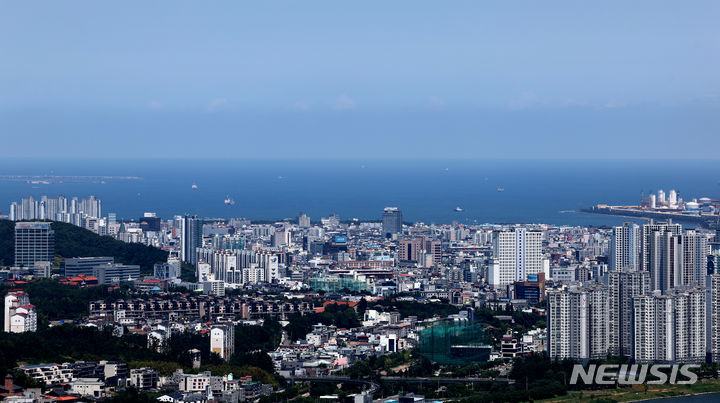 [경주=뉴시스] 이무열 기자 = 윤석열 대통령이 3일 오전 경북 포항시 영일만 앞바다에 140억 배럴에 달하는 석유와 가스가 매장돼 있을 가능성이 높다고 발표했다.  사진은 3일 경북 경주시 강동면 형산에서 바라본 포항 영일만 앞바다 수평선의 모습. lmy@newsis.com