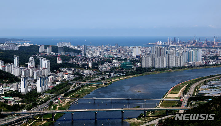 [경주=뉴시스] 이무열 기자 = 윤석열 대통령이 3일 오전 경북 포항시 영일만 앞바다에 140억 배럴에 달하는 석유와 가스가 매장돼 있을 가능성이 높다고 발표했다.  사진은 3일 경북 경주시 강동면 형산에서 바라본 포항 영일만 앞바다 수평선의 모습. lmy@newsis.com