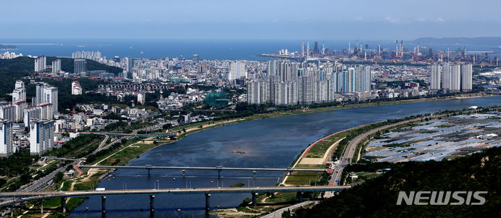 [경주=뉴시스] 이무열 기자 = 윤석열 대통령이 지난 3일 오전 경북 포항시 영일만 앞바다에 140억 배럴에 달하는 석유와 가스가 매장돼 있을 가능성이 높다고 발표했다.사진은 3일 경북 경주시 강동면 형산에서 바라본 포항 영일만 앞바다 수평선의 모습. lmy@newsis.com