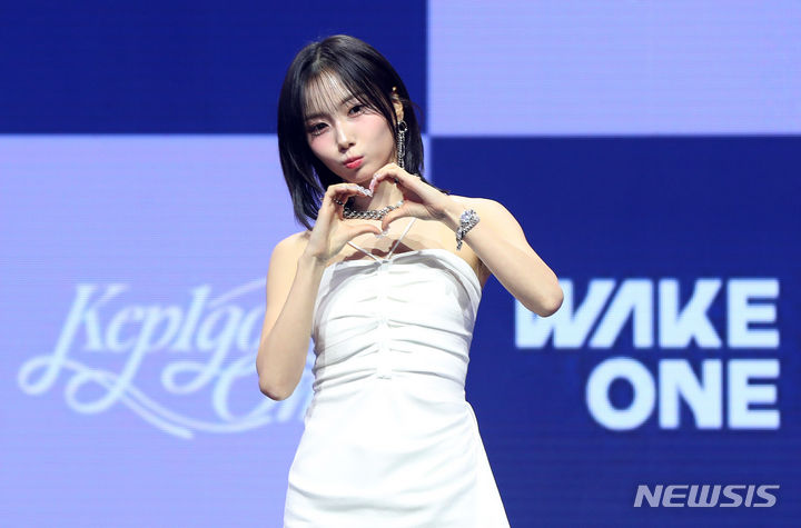 [서울=뉴시스] 김혜진 기자 = 그룹 케플러 서영은이 3일 오후 서울 광진구 예스24라이브홀에서 열린 첫 번째 정규앨범 '켑원고잉 온(Kep1going On)' 발매 기념 쇼케이스에서 포즈를 취하고 있다. 타이틀곡 '슈팅 스타(Shooting Star)'는 리드미컬한 드럼과 감성적인 신스 라인, 일렉 기타가 인상적인 신스팝이다. 특히 이번 앨범은 9인 완전체로 활동하는 마지막 음반이다. 케플러는 최근 엠넷 프로젝트 그룹으로는 처음으로 재계약에 성공해 향후 7인으로 활동을 이어 나간다. 마시로·강예서는 '켑원고잉 온(Kep1going On)' 활동과 내달 일본 콘서트를 끝으로 팀에서 빠진다. 2024.06.03. jini@newsis.com