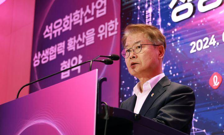 [서울=뉴시스] 이정식 고용노동부 장관이 지난 3일 서울 송파구 롯데월드타워에서 열린 석유화학산업 상생협력 확산을 위한 협약식에 참석해 발언하고 있다. (사진=고용노동부 제공) 2024.06.03. photo@newsis.com *재판매 및 DB 금지