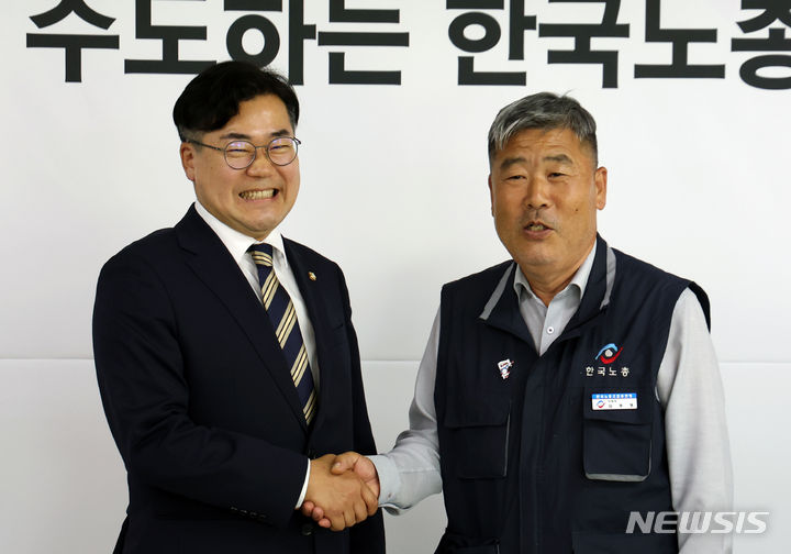 [서울=뉴시스] 고승민 기자 = 박찬대 더불어민주당 원내대표와 김동명 한국노총 위원장이 3일 서울 여의도 한국노총에서 만나 악수를 하고 있다. 2024.06.03. kkssmm99@newsis.com