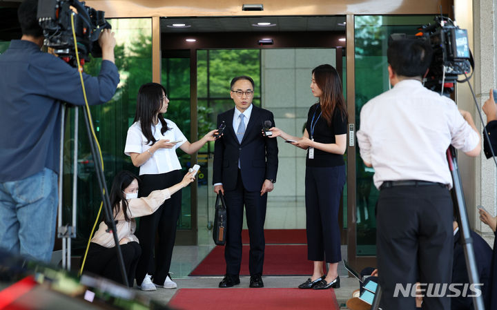 [서울=뉴시스] 김선웅 기자 = 이원석 검찰총장이 3일 서울 서초구 대검찰청에서 퇴근하며 민주당 발의 '대북송금 검찰조작 특검법' 관련 입장을 말하고 있다. 2024.06.03. mangusta@newsis.com