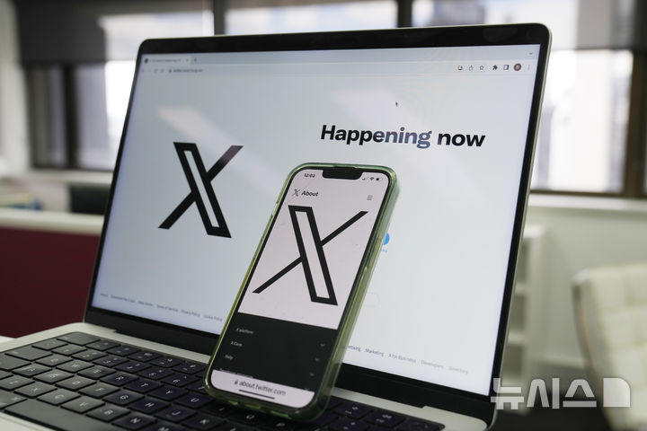 [시드니(호주)=AP/뉴시스]2023년 10월16일 호주 시드니의 한 노트북과 휴대전화에 소셜미디어 플랫폼 C의 시작 페이지가 떠 있다. 유럽연합(EU) 집행위원회는 5일 일론 머스크의 소셜미디어 플랫폼 X에 1억2000만 유로(약 2059억원)의 벌금을 부과했다. 이는 X 사용자가 사기와 조작에 노출될 수 있어 EU의 디지털 규정을 위반한 혐의 때문이다. 2025.12.05.