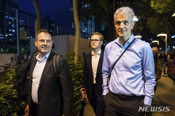 [홍콩=AP/뉴시스] 중국 톈안먼 민주화 시위 35주년인 4일 홍콩 주재 외교관들이 과거 대규모 촛불 추모장소인 빅토리아파크에 깜짝 등장한 것으로 알려졌다. 사진은 빅토리아파크를 방문한 서방국 총영사들. 2024.06.05