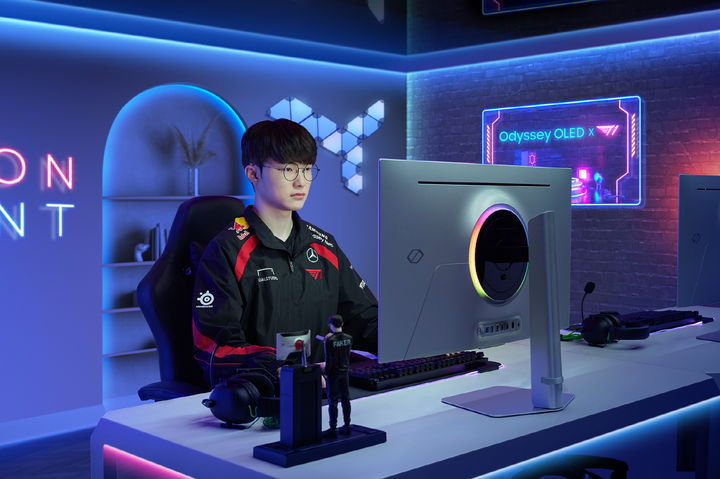 [서울=뉴시스]T1 페이커 선수가 삼성전자 OLED 게이밍 모니터 '오디세이 OLED G8(G80SD)'을 소개하고 있다. (사진 = 삼성전자) 2024.06.04. photo@newsis.com *재판매 및 DB 금지