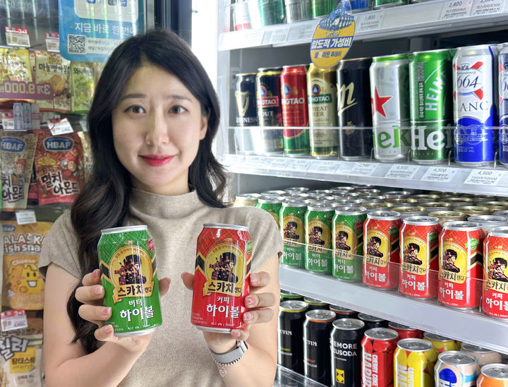 GS25에서 모델이 스카치캔디 하이볼을 들고 포즈를 취하고 있다.(사진=GS25 제공) *재판매 및 DB 금지