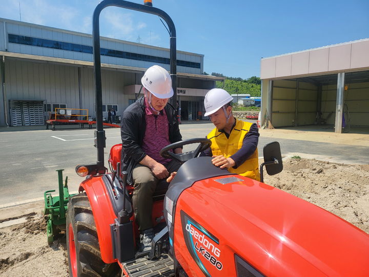 [진주=뉴시스]진주시 농기계 현장 교육 모습.(사진=진주시 제공) *재판매 및 DB 금지