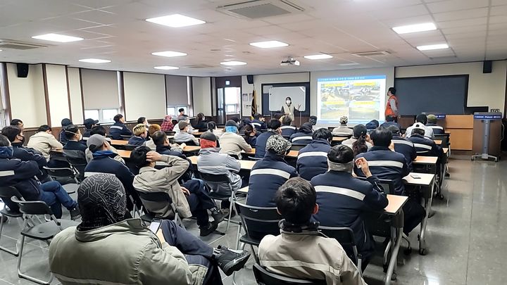 외국인 산업안전 교육.(사진=경남도 제공)2024.06.04. *재판매 및 DB 금지