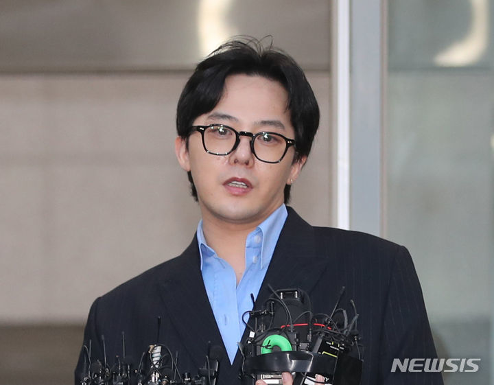 [인천=뉴시스] 전진환 기자 = 마약 투약 의혹을 받는 가수 지드래곤(권지용)이 6일 오후 인천 남동구 인천논현경찰서에 자진 출석해 조사를 마치고 나와 기자 질문에 답하고 있다. 2023.11.06. amin2@newsis.com *재판매 및 DB 금지