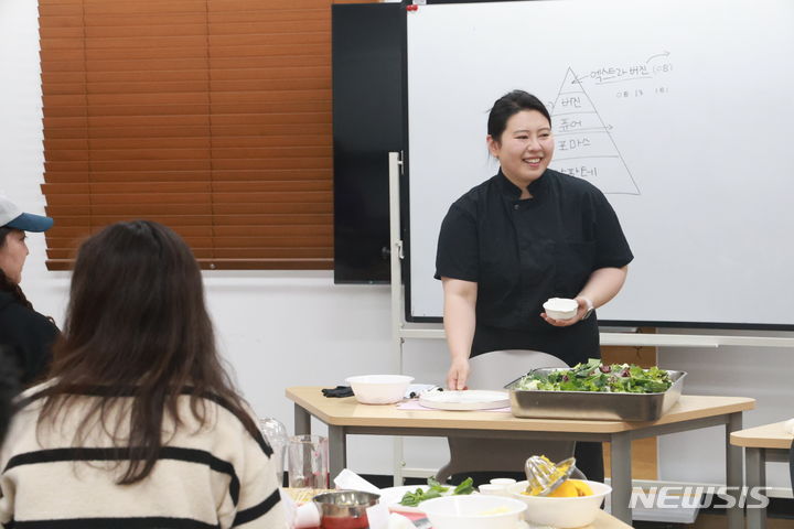 [강진=뉴시스]강진읍에서 파스타 레스토랑을 운영 중인 임고은(35) 씨. (사진=강진군 제공)