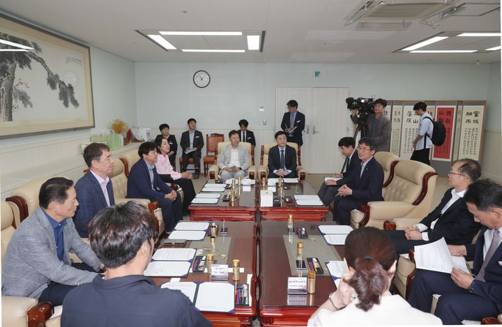 [울산=뉴시스] 천창수 울산시교육감이 4일 울산시교육청 접견실에서 지역기업 대표와 만나 직업계고 학생들의 취업 활성화와 지역 정착 확대 방안을 모색하고 있다.  *재판매 및 DB 금지