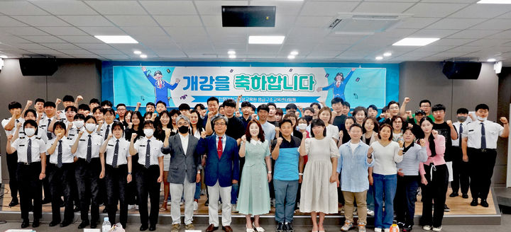 영진전문대 응급구조교육센터에서 열린 제50기 2급 응급구조사 양성과정 개강식에서 교육생들이 센터 관계자들 파이팅을 외치고 있다. *재판매 및 DB 금지