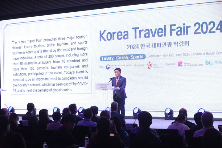 문화체육관광부와 한국관광공사는 지난 3~4일 부산 기장 아난티 앳 부산 코브에서 '2024 한국 테마관광 박람회'를 개최했다. 개회사를 하고 있는 공사 이학주 국제관광본부장. (사진=한국관광공사 제공) photo@newsis.com *재판매 및 DB 금지