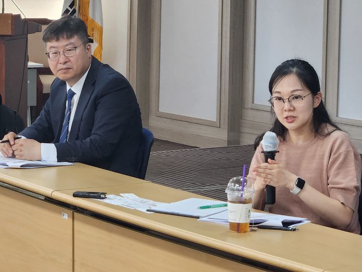 [서울=뉴시스]김우순(왼쪽) 중소벤처기업 기술혁신정책관과 신서린 한국생산기술연구원 공학박사가 EU CBAM의 개요와 대응전략 및 주요 현황을 설명하고 있다. (사진=중기부 제공) 2024.06.04. photo@newsis.com *재판매 및 DB 금지