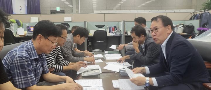 [대전=뉴시스] 4일 조달청 임병철 기술서비스국장(오른쪽 첫째)이 정부대전청사 기자실에서 '서비스 공공조달 개선방안'에 대해 설명하고 있다.(사진=조달청 제공) *재판매 및 DB 금지