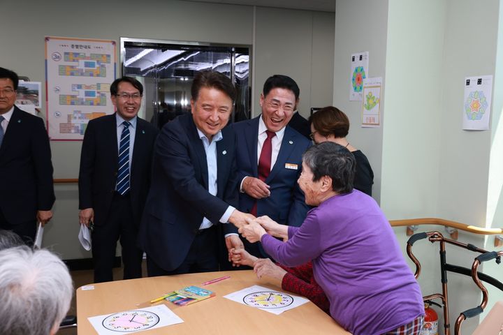 [영동=뉴시스] 안성수 기자 = 4일 충북 영동군 군립치매전담요양원을 찾은 김영환(왼쪽) 충북지사와 정영철 영동군수가 입소자들을 격려하고 있다. (사진=영동군 제공) 2024.6.4. photo@newsis.com *재판매 및 DB 금지