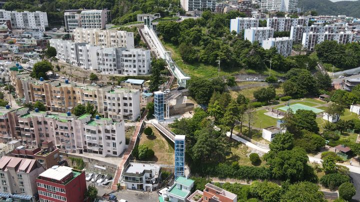 [부산=뉴시스] 부산 중구에 준공된 영주 오름길 엘리베이터 (사진=부산 중구 제공) 2024.06.04. photo@newsis.com *재판매 및 DB 금지