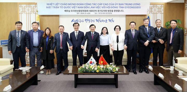 [수원=뉴시스] 염종현 경기도의회 의장과 서현옥 경기도의회 의원이 4일 베트남 조국전선중앙위원회 응웬 휴 융(NGUYỄN HỮU DŨNG) 부위원장과 쩐 하이 린(TRẦN HẢI LINH) 위원 등 7명의 대표단과 기념사진을 찍고 있다. (사진=경기도의회 제공) 2024.06.04. photo@newsis.com *재판매 및 DB 금지