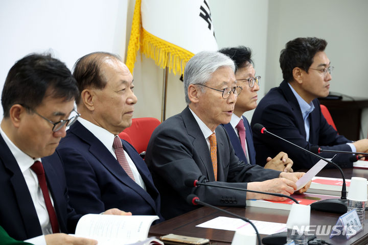 [서울=뉴시스] 조성봉 기자= 여상규 국민의힘 당헌당규개정특위 위원장이 지난 4일 오전 서울 여의도 국민의힘 중앙당사에서 열린 당헌당규개정특위 1차 회의에서 발언을 하고 있다. 2024.06.04. suncho21@newsis.com