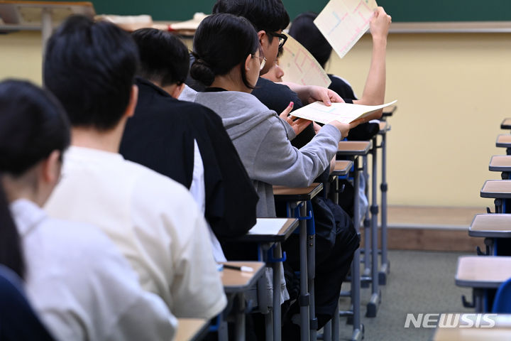 [서울=뉴시스] 정병혁 기자 = 2025학년도 대학수학능력시험 6월 모의평가가 열린 지난해 6월 4일 오전 서울 양천구 목동 종로학원에서 수험생들이 2교시 수학 시험지와 OMR 카드를 받고 있는 모습. (공동취재) 2024.06.04. photo@newsis.com
