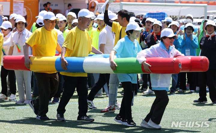 [서울=뉴시스] 추상철 기자 =지난 2024년 6월 4일 오전 서울 용산구 효창운동장에서 열린 제24회 대한노인회 시연합회 시니어올림픽에서 참가한 노인들이 풍선 사다리 경기를 펼치고 있다. (사진은 기사와 직접 관련이 없습니다.) 2026.06.03. scchoo@newsis.com