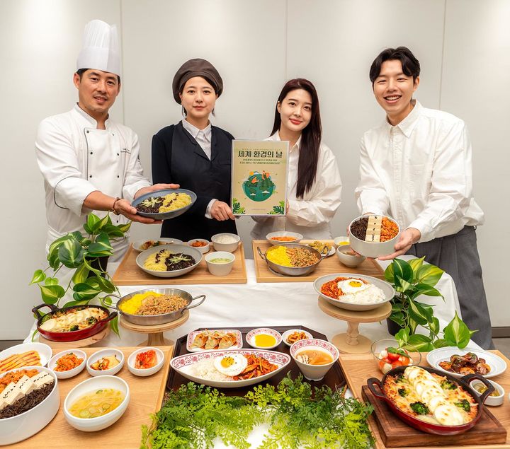 [서울=뉴시스] 4일 서울 성동구 신세계푸드 R&D센터에서 신세계푸드 메뉴개발팀 셰프와 모델들이 식물성 대안육 베러미트(Better Meat)로 만든 ESG 저탄소 식단을 소개하고 있다.신세계푸드는 세계 환경의 날(6월 5일)을 맞아 위탁 운영 중인 고객사 120여 곳과 손잡고 '강된장 톳 두부밥', '순두부 파스타 그라탕', '식물성 자장면'등 식물성 대안육을 활용한 다양한 메뉴들을 제공하며 친환경 가치와 긍정적 경험을 제공하는 활동을 펼쳤다. (사진=신세계푸드 제공) 2024.06.04. photo@newsis.com *재판매 및 DB 금지