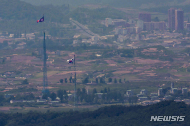 [파주=뉴시스] 정병혁 기자 = 국무회의에서 '9·19 남북군사합의' 전체 효력을 정지하는 방안을 심의했다. 한 총리는 "이러한 조치는 우리 법이 규정하는 절차에 따른 합법적인 것"이라며 효력 정지가 되면 "군사분계선 일대의 군사훈련이 가능해진다"고 말했다. 4일 경기 파주시 접경지역에서 바라본 남측 대성동 마을에 태극기와 북측 기정동에 인공기가 펄럭이고 있다. 2024.06.04. jhope@newsis.com