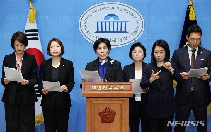 [서울=뉴시스] 조성우 기자 = 국회 과학기술정보방송통신위원회 김현(왼쪽 네 번째) 더불어민주당 간사와 의원들이 4일 오후 서울 여의도 국회 소통관에서 일본 라인 강탈 야욕 규탄 결의안 발의 기자회견을 하고 있다. 왼쪽부터 고민정, 황정아, 최민희, 김 간사, 이정헌 의원. 2024.06.04. xconfind@newsis.com