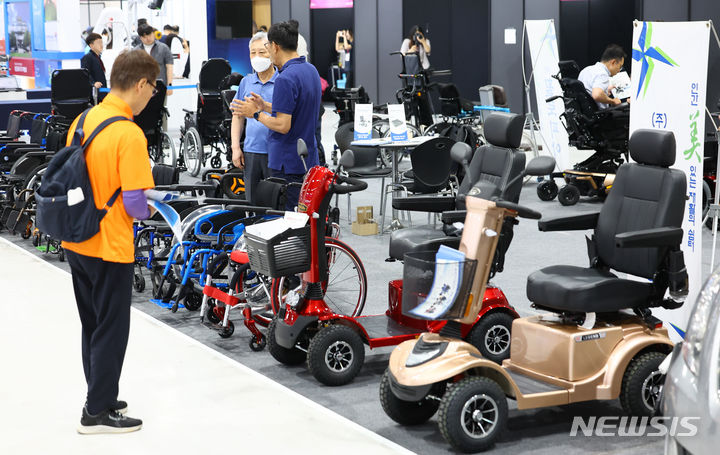 [서울=뉴시스] 황준선 기자 = 지난해 6월 4일 서울 서초구 aT센터에서 열린 2024년 제19회 대한민국 보조공학기기 박람회를 찾은 관람객들이 휠체어 제품들을 살펴보고 있다. 2024.06.04. hwang@newsis.com