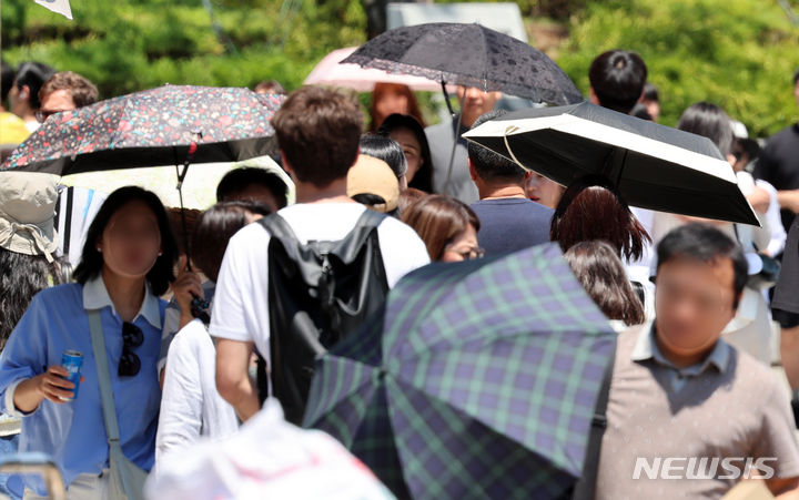 [서울=뉴시스] 이영환 기자 = 서울의 한 낮 최고기온이 29도까지 오른 지난 4일 오후 서울 종로구 안국역 일대에서 시민들이 양산을 쓰고 이동하고 있는 모습. 2024.06.04. 20hwan@newsis.com