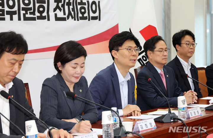 [서울=뉴시스] 조성우 기자 = 조정훈(가운데) 국민의힘 총선백서특별위원회 위원장이 4일 오후 서울 여의도 국회에서 열린 제22대 총선백서특별위원회 제7차 전체회의에서 발언하고 있다. 왼쪽부터 정성국, 김희정 의원, 조 위원장, 박수영 의원, 곽규택 총선백서TF 위원. 2024.06.04. xconfind@newsis.com