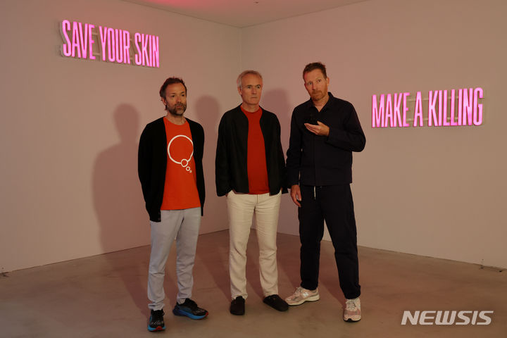 [서울=뉴시스] 박진희 기자 = 덴마크 출신 3인조 컬렉티브 그룹 수퍼플렉스(SUPERFLEX)의 작가 브외른스테르네 크리스티안센(Bjornstjerne Christiansen, 왼쪽부터), 라스무스 닐슨(Rasmus Rosengren Nielsen), 야콥 펭거(Jakob Fenger)가 4일 서울 종로구 국제갤러리에서 개인전 'Fish & Chips' 기자간담회를 하고 있다. 2024.06.04. pak7130@newsis.com