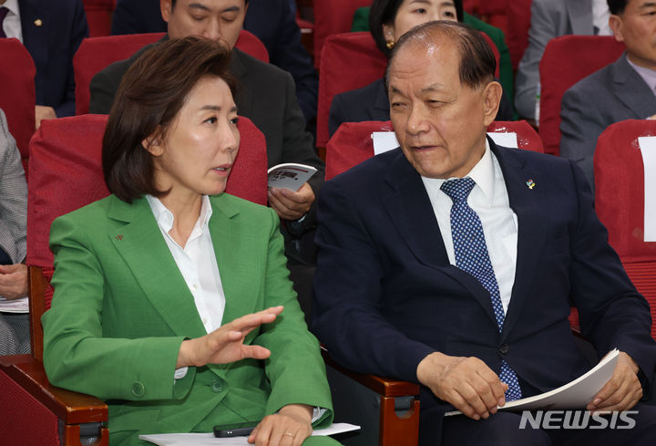 [서울=뉴시스] 조성봉 기자= 황우여 국민의힘 비상대책위원장과 나경원 의원이 4일 오후 서울 여의도 국회 의원회관 소회의실에서 열린 국회의 입법권 남용 방지를 위한 정책 토론회에서 대화를 나누고 있다. 이날 토론회는 ‘처분적 법률, 무엇이 문제인가?’를 주제로 진행됐다.  2024.06.04. suncho21@newsis.com