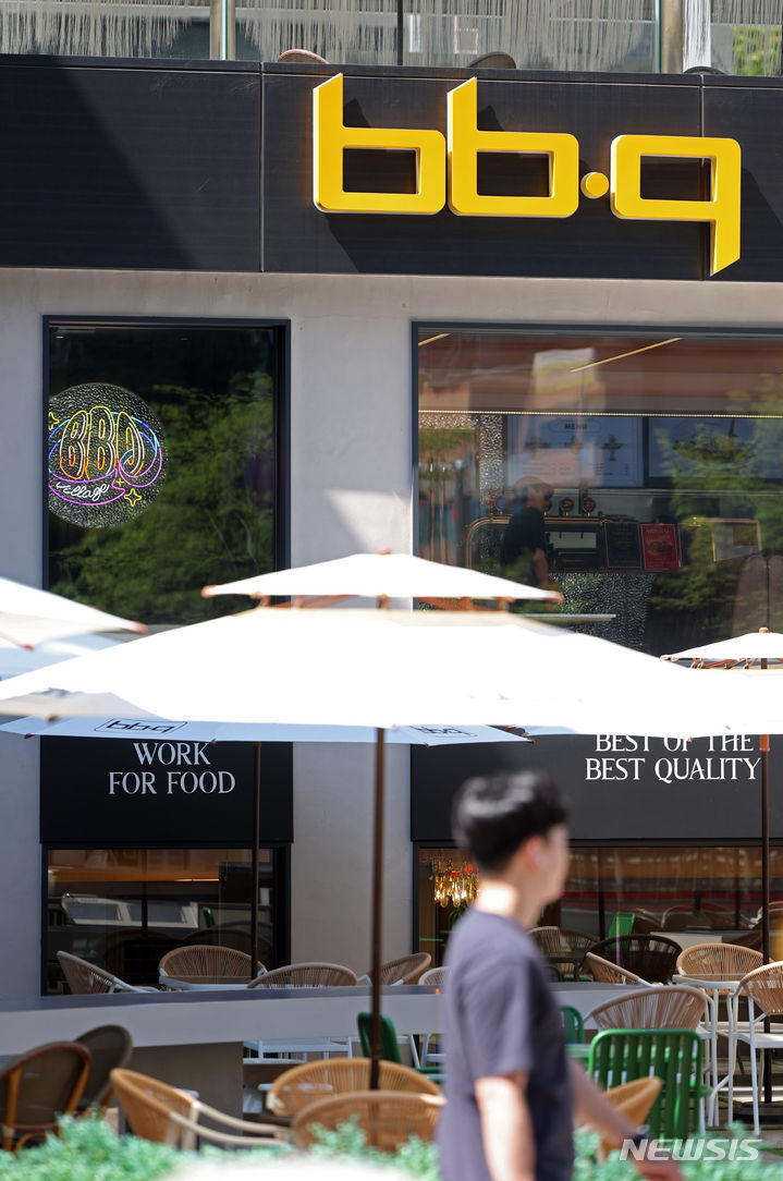 [서울=뉴시스] 김금보 기자 = 국내 치킨 프랜차이즈 BBQ가 오늘 4일부터 일부 제품 가격을 평균 6.3% 올린다.인상품목은 황금올리브치킨 계열 23개로, 인상률은 평균 6.3%다. 이에 따라 '황금올리브치킨 후라이드' 가격은 2만원에서 2만3000원으로, '자메이카 통다리구이'는 2만1500원에서 2만4000원으로 변경된다. 대신 BBQ가 운영하는 총 110개 제품 중 절반인 56개 제품의 가격은 동결한다. 사진은 이날 서울 시내 한 BBQ 영업점. 2024.06.04. kgb@newsis.com