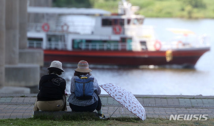 [대구=뉴시스] 이무열 기자 = 초여름 날씨를 보인 4일 대구 달성군 사문진 나루터에서 시민들이 더위를 피해 그늘 아래 앉아있다. 2024.06.04. lmy@newsis.com