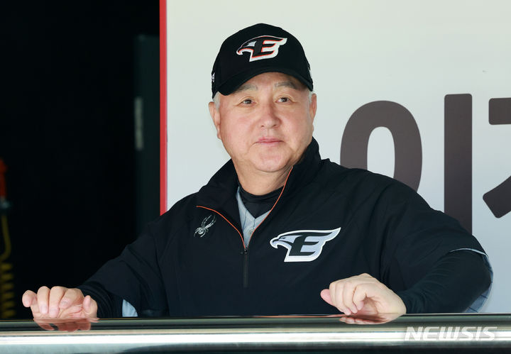 [수원=뉴시스] 고범준 기자 = 김경문 한화 이글스의 신임 감독이 4일 오후 경기 수원시 수원KT위즈파크에서 열린 2024 KBO리그 한화 이글스와 kt wiz의 경기에 앞서 그라운드를 바라보고 있다. 2024.06.04. bjko@newsis.com