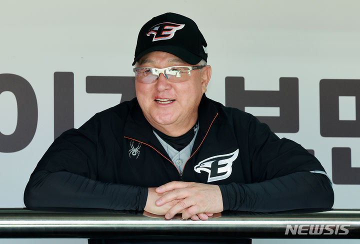 [수원=뉴시스] 고범준 기자 = 김경문 한화 이글스의 신임 감독이 4일 오후 경기 수원시 수원KT위즈파크에서 열린 2024 KBO리그 한화 이글스와 kt wiz의 경기에 앞서 밝은 표정을 짓고 있다. 2024.06.04. bjko@newsis.com
