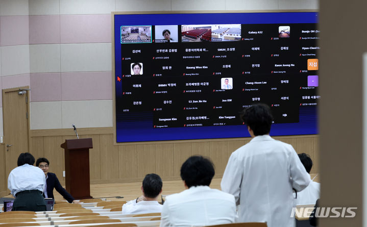 [서울=뉴시스] 김명년 기자 = 4일 오후 서울 종로구 서울대학교병원에서 의대 교수가 긴급 총회를 기다리고 있다. 2024.06.04. kmn@newsis.com