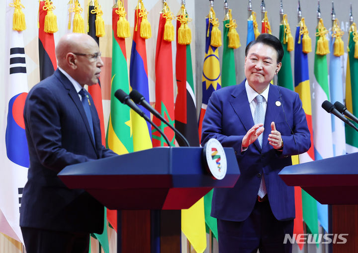 [고양=뉴시스] 최진석 기자 = 윤석열 대통령이 4일 오후 경기 고양시 킨텍스에서 열린 2024 한-아프리카 정상회의 공동언론발표에서 아프리카연합(AU) 의장인 모리타니의 모하메드 울드 셰이크 엘 가즈아니 대통령의 발언을 경청하며 박수치고 있다. 2024.06.04. myjs@newsis.com