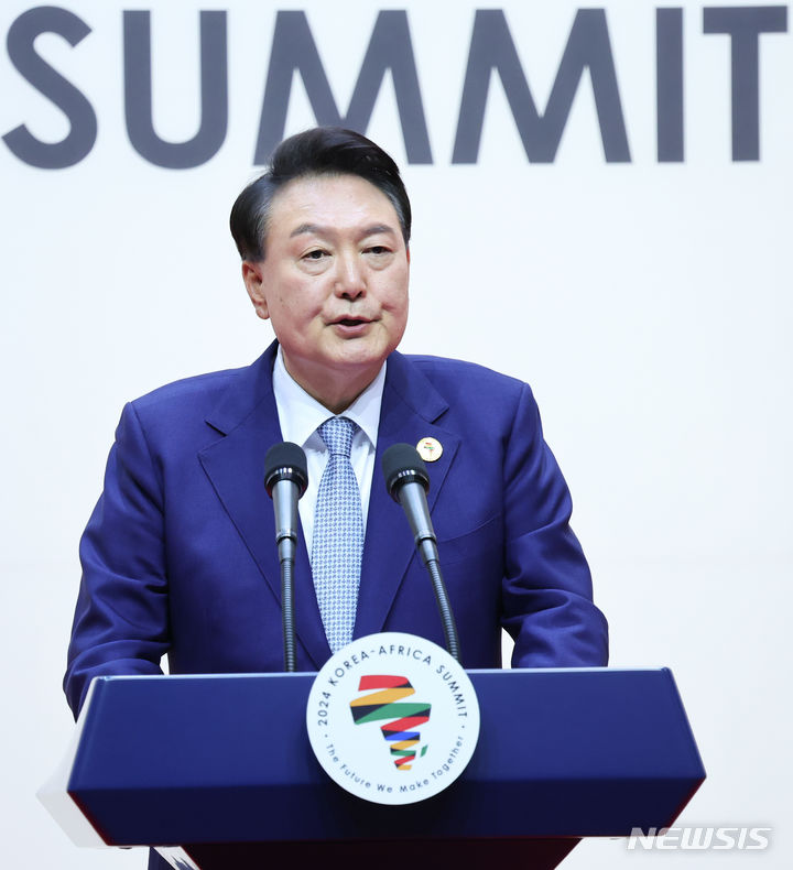 [고양=뉴시스] 최진석 기자 = 윤석열 대통령이 4일 오후 경기 고양시 킨텍스 2024 한-아프리카 정상회의장에서 2024 한-아프리카 정상회의 공동언론발표를 하고 있다. 2024.06.04. myjs@newsis.com