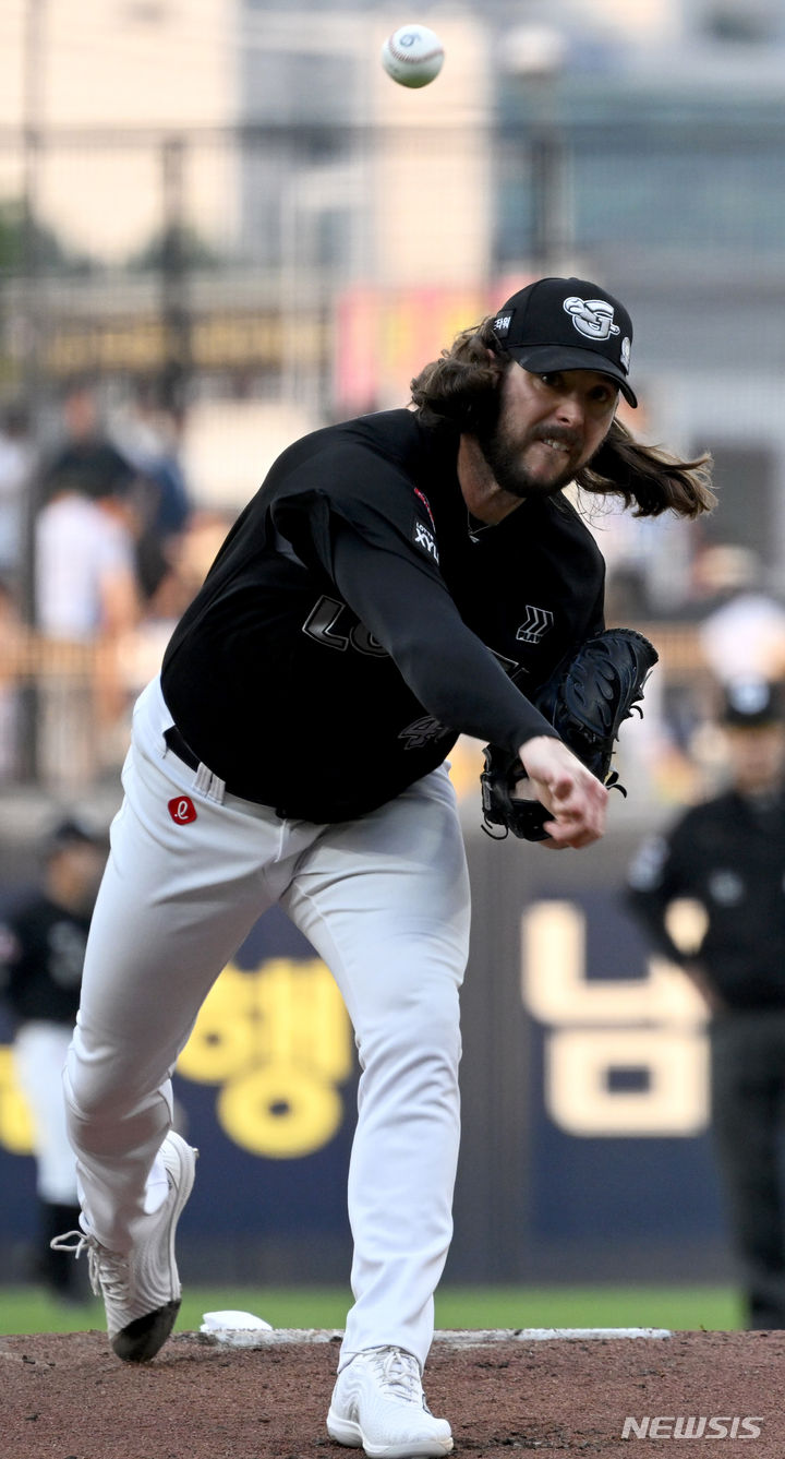 [광주=뉴시스] 이영주 기자 = 4일 오후 광주 북구 광주-기아챔피언스필드에서 열린 2024 신한 SOL뱅크 KBO리그 KIA 타이거즈 대 롯데 자이언츠의 경기, 1회 말 롯데 선발 투수 윌커슨이 역투하고 있다. 2024.06.04. leeyj2578@newsis.com