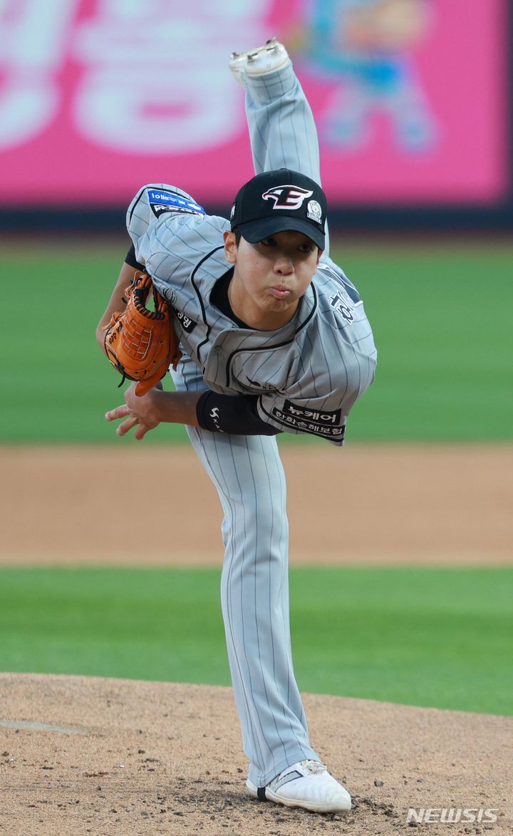 [수원=뉴시스] 고범준 기자 = 4일 오후 경기 수원시 수원KT위즈파크에서 열린 2024 KBO리그 한화 이글스와 kt wiz의 경기, 1회말 한화 선발 황준서가 역투하고 있다. 모자와 헬멧에 국가보훈부 캐릭터 '보보(保報)' 패치가 부착되어 있다. 이는 국가유공자에 대한 예우와 존경을 표시하기 위한 캠페인으로 대한민국을 지키고(지킬 보:保) 희생과 공헌에 보답한다(갚을 보:報)는 의미를 담았다. 2024.06.04. bjko@newsis.com