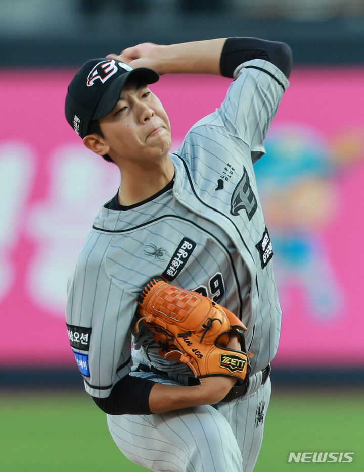 [수원=뉴시스] 고범준 기자 = 4일 오후 경기 수원시 수원KT위즈파크에서 열린 2024 KBO리그 한화 이글스와 kt wiz의 경기, 1회말 한화 선발 황준서가 역투하고 있다. 모자와 헬멧에 국가보훈부 캐릭터 '보보(保報)' 패치가 부착되어 있다. 이는 국가유공자에 대한 예우와 존경을 표시하기 위한 캠페인으로 대한민국을 지키고(지킬 보:保) 희생과 공헌에 보답한다(갚을 보:報)는 의미를 담았다. 2024.06.04. bjko@newsis.com