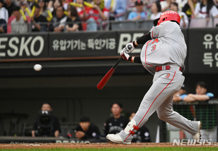 [광주=뉴시스] 이영주 기자 = 4일 오후 광주 북구 광주-기아챔피언스필드에서 열린 2024 신한 SOL뱅크 KBO리그 KIA 타이거즈 대 롯데 자이언츠의 경기, 2회 말 KIA 김선빈이 우익수 앞 1루타를 날리고 있다. 2024.06.04. leeyj2578@newsis.com