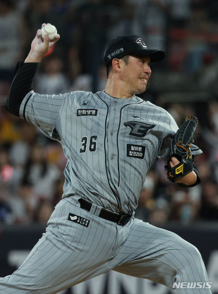 [수원=뉴시스] 고범준 기자 = 4일 오후 경기 수원시 수원KT위즈파크에서 열린 2024 KBO리그 한화 이글스와 kt wiz의 경기, 5회말 한화 장민재가 역투하고 있다. 2024.06.04. bjko@newsis.com