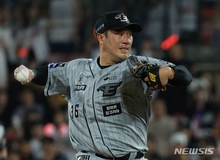 [수원=뉴시스] 고범준 기자 = 4일 오후 경기 수원시 수원KT위즈파크에서 열린 2024 KBO리그 한화 이글스와 kt wiz의 경기, 5회말 한화 장민재가 역투하고 있다. 2024.06.04. bjko@newsis.com