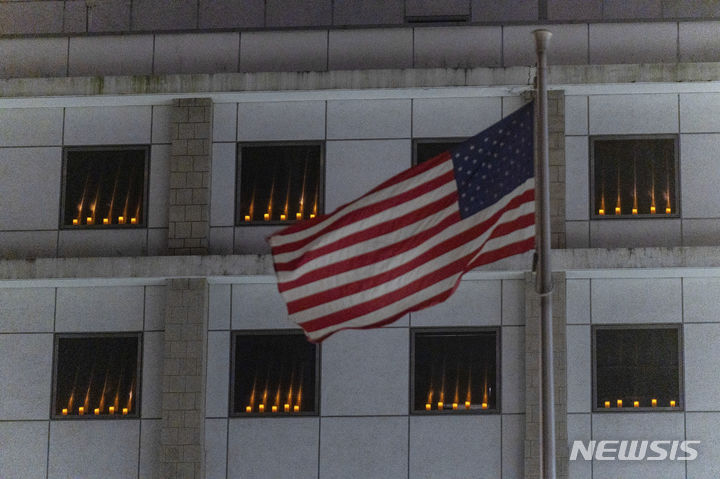 [홍콩=AP/뉴시스] 톈안먼 민주화 시위 35주년인 4일 홍콩 주재 미국 영사관 창가에 톈안먼 시위 희생자를 추모하는 촛불 그림을 투영해 있다. 2024.06.05 