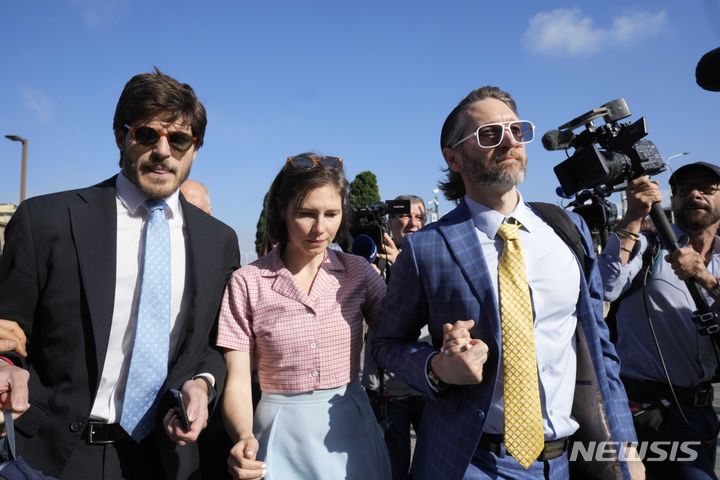 [AP/뉴시스] 미국 교환유학생 시절 살인혐의로 이탈리아 감옥서 4년간 복역하다 무죄 석방되었던 아만다 녹스(가운데)가 이 사건과 관련된 중상죄 재판 출석차 5일 이탈리아 피렌체 법원으로 남편(오른쪽) 변호사와 함께 들어가고 있다 